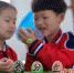 在幼儿园内，小朋友在玩“春分立蛋”游戏。彭圣洲 摄 - Sc.Chinanews.Com.Cn