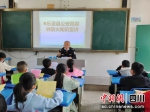 民警在学校开展森林防火知识宣讲。蒋波 摄 - Sc.Chinanews.Com.Cn