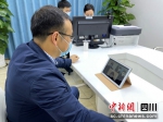 正在远程视频调解。刘倩 摄 - Sc.Chinanews.Com.Cn