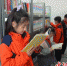 喜欢经典诵读的学生在图书室看书。 三台县中新镇中心小学供图 - Sc.Chinanews.Com.Cn