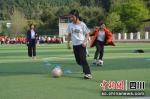 学生在操场上踢足球。 三台县中新镇中心小学供图 - Sc.Chinanews.Com.Cn
