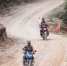 山间道路上森林防火巡护人员骑着摩托穿行在林间。刘忠俊摄 - Sc.Chinanews.Com.Cn