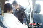 轻生女子被民警营救(富顺警方 供图) - Sc.Chinanews.Com.Cn