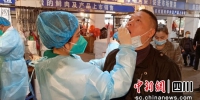 正在为经营户进行核酸检测。刘倩 摄 - Sc.Chinanews.Com.Cn