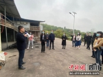 大家实地了解情况。 王丝雨 摄 - Sc.Chinanews.Com.Cn