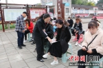 正在为市民讲解。简阳法院 供图 - Sc.Chinanews.Com.Cn