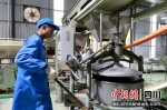 标准化生产线上工人师傅正在忙碌。余静摄 - Sc.Chinanews.Com.Cn