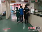 警察护送学生就医。 绵阳市公安局科技城新区分局供图 - Sc.Chinanews.Com.Cn