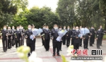 祭扫现场（自贡高新警方 供图） - Sc.Chinanews.Com.Cn