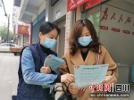 向霞（左）正在做宣传。朱胤委 摄 - Sc.Chinanews.Com.Cn
