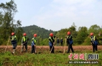 村民们正忙着平整土地。周亮 摄 - Sc.Chinanews.Com.Cn