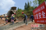 村民们正忙着修建公路。周亮 摄 - Sc.Chinanews.Com.Cn