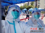 李诗敏和女儿正在工作。青羊区委宣传部 供图 - Sc.Chinanews.Com.Cn