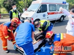被困驾驶员救出。刘锴摄 - Sc.Chinanews.Com.Cn