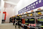 消防员在整理装备。张梓睿 摄 - Sc.Chinanews.Com.Cn