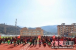学生们正在举行升旗仪式。(普格县委宣传部供图) - Sc.Chinanews.Com.Cn