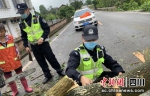 自贡沿滩：暴雨突袭 交警及时清障保安全 - Sc.Chinanews.Com.Cn