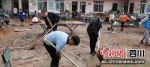 大家正在清理洪水退去后街道的淤泥。安岳县融媒体中心 供图 - Sc.Chinanews.Com.Cn