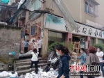 清理被大风、冰雹损坏的建筑。安岳县融媒体中心 供图 - Sc.Chinanews.Com.Cn