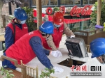 电力工人正在为火锅店检查用电线路。周依摄 - Sc.Chinanews.Com.Cn