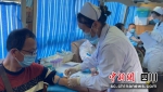 爱心市民献血。 杨均梅 摄 - Sc.Chinanews.Com.Cn