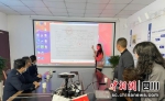水利人员讲解核量流程。 什邡市委宣传部供图 - Sc.Chinanews.Com.Cn