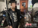 被告人李某指认盗窃的电瓶车。干文静 摄 - Sc.Chinanews.Com.Cn