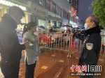 民警走访附近群众开展调查。干文静 摄 - Sc.Chinanews.Com.Cn
