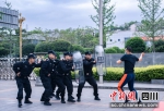 “暴徒”持凶器对抗。简阳法院 摄 - Sc.Chinanews.Com.Cn