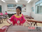 在吴家小学，学生在老师的指导下练习古筝。 吕婕 摄 - Sc.Chinanews.Com.Cn