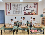 在吴家小学，学生在老师的带领下开展茶艺训练。 吕婕 摄 - Sc.Chinanews.Com.Cn