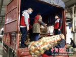 志愿者将蔬菜装车。范祖维 摄 - Sc.Chinanews.Com.Cn