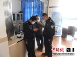 民警帮助吴先生将钱转回。蒋波 摄 - Sc.Chinanews.Com.Cn