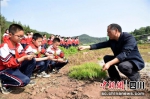 农业系统的阅读志愿者把课堂搬进田间地头。 - Sc.Chinanews.Com.Cn