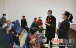 法官正在向老人们讲解。简阳法院供图 - Sc.Chinanews.Com.Cn