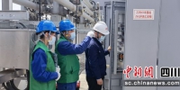 电管家与用户查看设备运行情况。 杨勇 摄 - Sc.Chinanews.Com.Cn