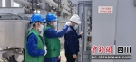 电管家与用户查看设备运行情况。 杨勇 摄 - Sc.Chinanews.Com.Cn