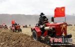 拖拉机机队正在田间忙碌。石渠融媒供图 - Sc.Chinanews.Com.Cn