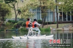 成都市民体验水上自行车。主办方供图 - Sc.Chinanews.Com.Cn
