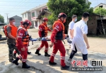 演练现场救援人员转移群众。周晓琳摄 - Sc.Chinanews.Com.Cn