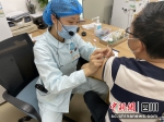 医生正在注射疫苗。陈云 摄 - Sc.Chinanews.Com.Cn