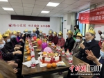 社区组织老人集体庆祝生日。 金霞社区供图 - Sc.Chinanews.Com.Cn