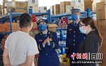 德阳消防向商户讲解货物分类要求。四川消防供图 - Sc.Chinanews.Com.Cn