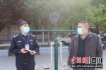 余太平正在和社区工作人员了解辖区情况。 蒋波 摄 - Sc.Chinanews.Com.Cn