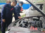 余力和保险公司员工查勘查作案轿车。刘云涛 摄 - Sc.Chinanews.Com.Cn