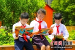 成都高新新华学校学生正在阅读。 - Sc.Chinanews.Com.Cn