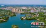 城市与自然完美融合。 李振宇 摄 - Sc.Chinanews.Com.Cn