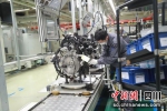 工人正在生产线上作业。 绵阳高新区供图 - Sc.Chinanews.Com.Cn
