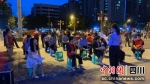 现场群众踊跃参与有奖答题活动。罗敏 摄 - Sc.Chinanews.Com.Cn