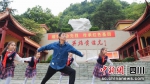 赵义华教孩子们练习动作。 中江县委宣传部供图 - Sc.Chinanews.Com.Cn
